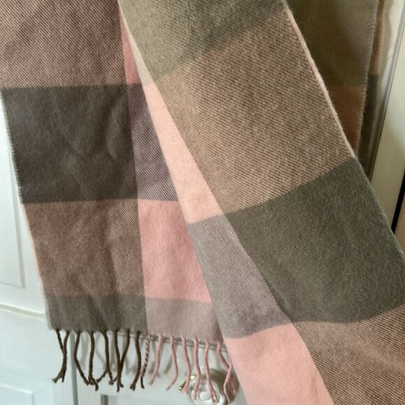 100% Cashmere Pink and Gray Checkered Scarf - Picture 4 of 5